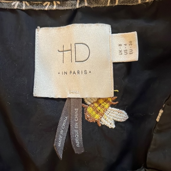 ⭐️3/$20 Anthropologie HD embroidered Bee sleeveless collared shirt 4 - Picture 2 of 4